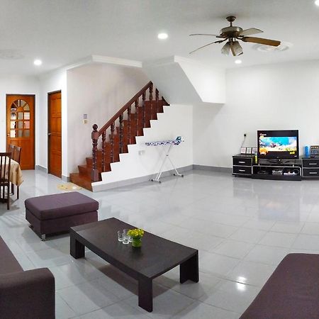 Victoria Homestay Sibu - Next To Shopping Complex & Large Car Park Area With Autogate Buitenkant foto